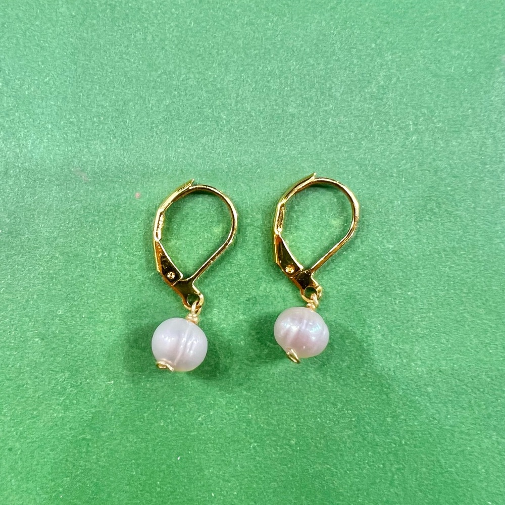 Pearl huggie earrings - yellow gold